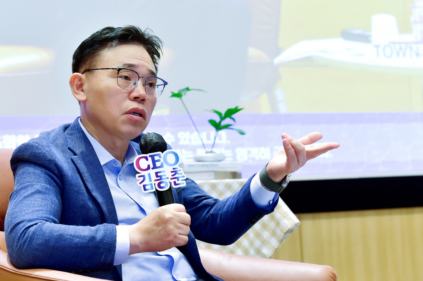 [사진] 김동춘 LG화학 사장이 22일 타운홀 미팅에서 반도체, 모빌리티·로봇 등 미래 핵심 사업 육성 전략을 설명하고 있다