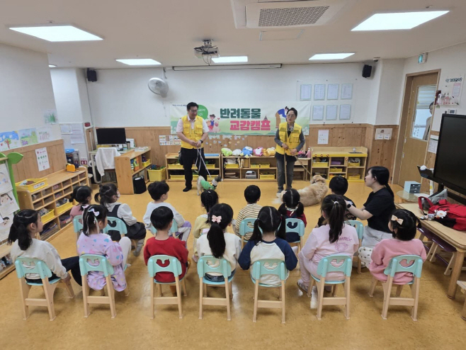 동물매개치유 전문가가 반려동물을 매개로 아동들의 정서 안정과 사회성 향상을 위한 반려동물 교감캠프를 진행하는 모습
