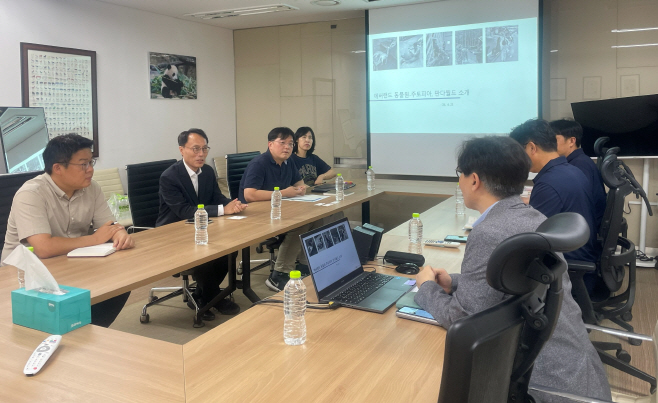 사진1. 이승환 한강유역환경청장(왼쪽 두 번째)이 23일 용인시 에버랜드 동물원을 방문하여, 동물원 안전사고 예방대책을 논의하고 있다.