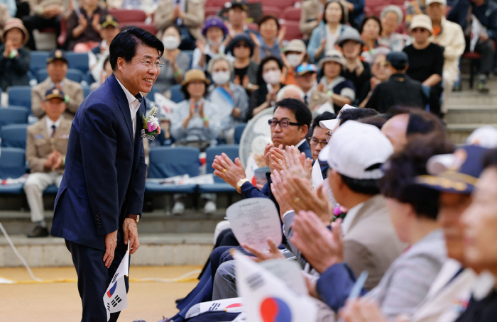 행사 참석자에 인사하는 서강석 송파구청장_축소