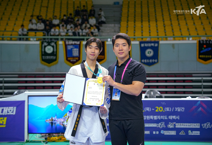 1. 안양대 염세준 감독(우)이 허세혁 선수(좌)와 경기가 끝난 뒤 함께 사진을 촬영했다. (사진 제공 대한태권도협회)