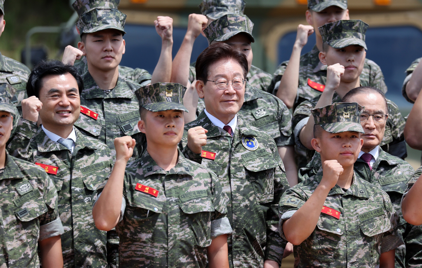 이재명 대통령, 해병대 연평부대원들과 기념 촬영<YONHAP NO-6071>
