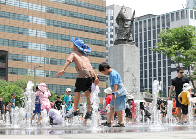 붐비는 광화문광장<YONHAP NO-5189>
