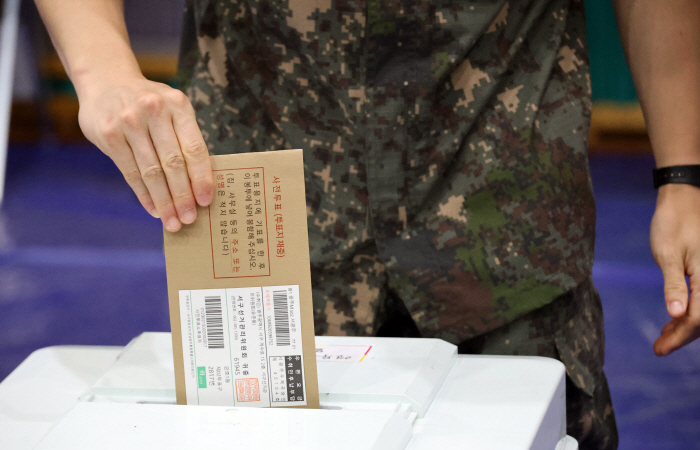 육군훈련소에서도 사전투표<YONHAP NO-4120>