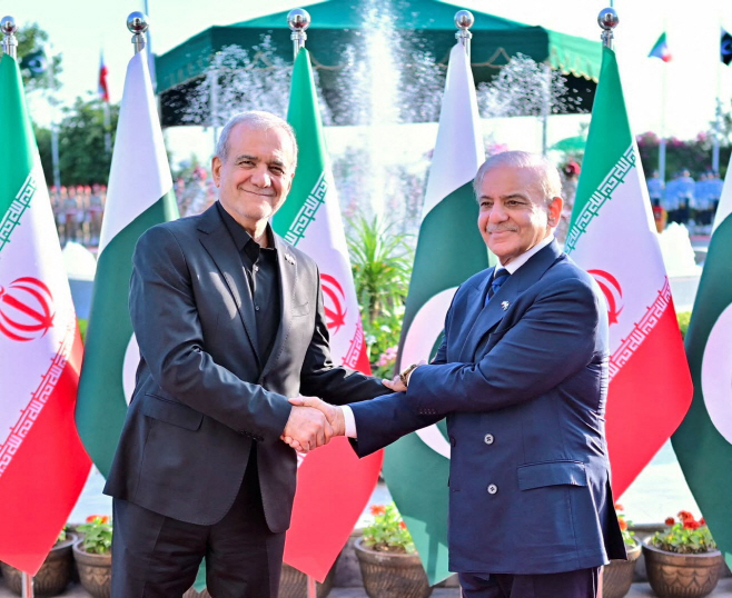 IRAN-CRISIS/PEZESHKIAN-PAKISTAN <YONHAP NO-8035> (via REUTERS)