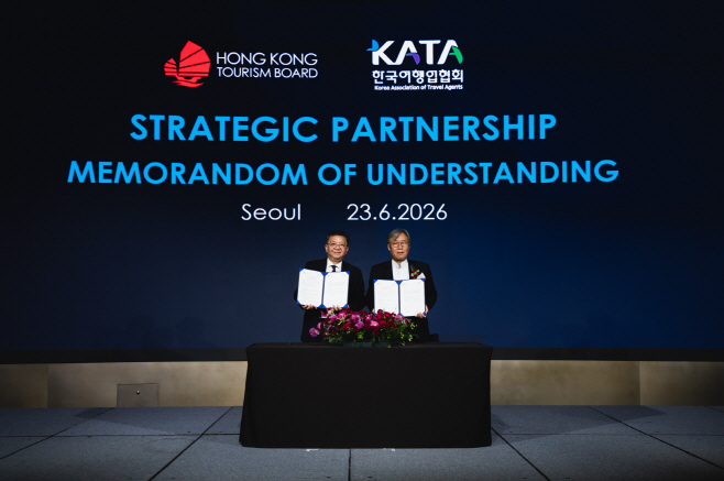 [사진3] MOU 체결 사진 (앤서니 라우 홍콩관광청 청장(좌), 이진석 KATA 회장(우)
