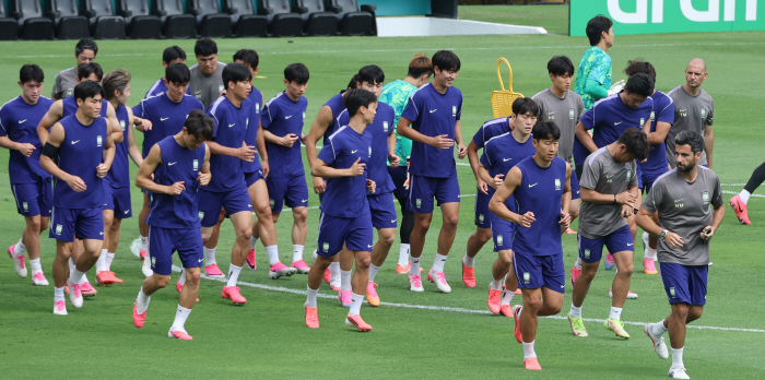 러닝으로 몸푸는 한국 대표팀<YONHAP NO-1311>