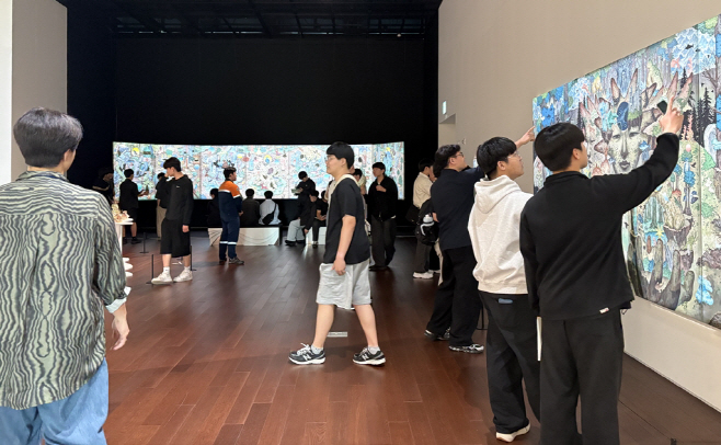 포스코미술관 광양을 찾은 관람객들이 작품을 관람하고 있다.