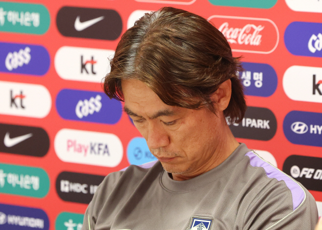 기자 질문 듣는 홍명보 감독