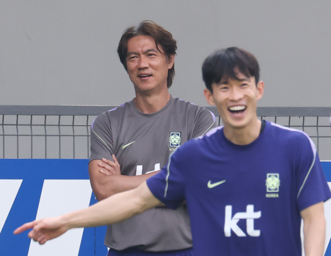 훈련 지켜보는 홍명보 감독