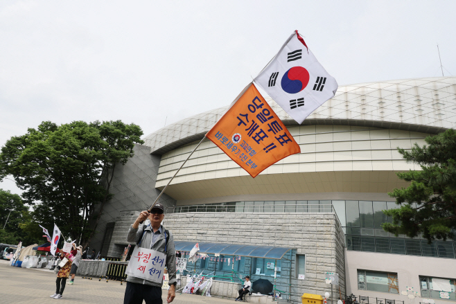 잠실 개표소 봉쇄 시위 계속<YONHAP NO-6743>