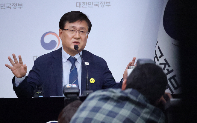 기자 간담회하는 김성환 기후에너지장관<YONHAP NO-5359>