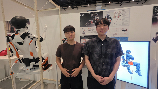 웨어러블 외골격 슈트 'SOAR'를 출품한 권현빈 박선찬 학생 (2)