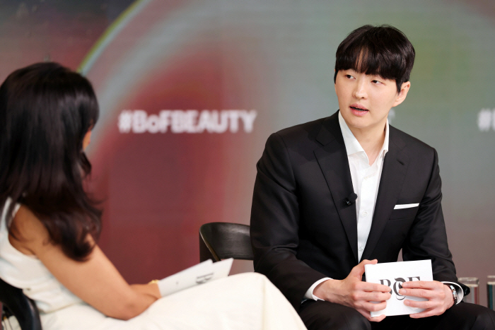 [이미지자료] ‘The Business of Beauty GLOBAL FORUM 2026’에서 대담 중인 김병훈 대표이사