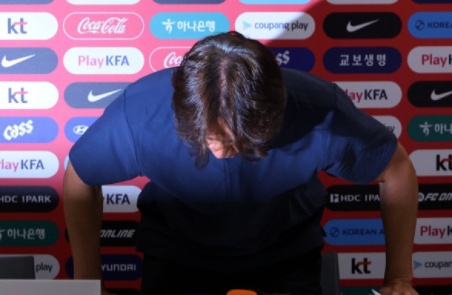 인사하는 홍명보 감독