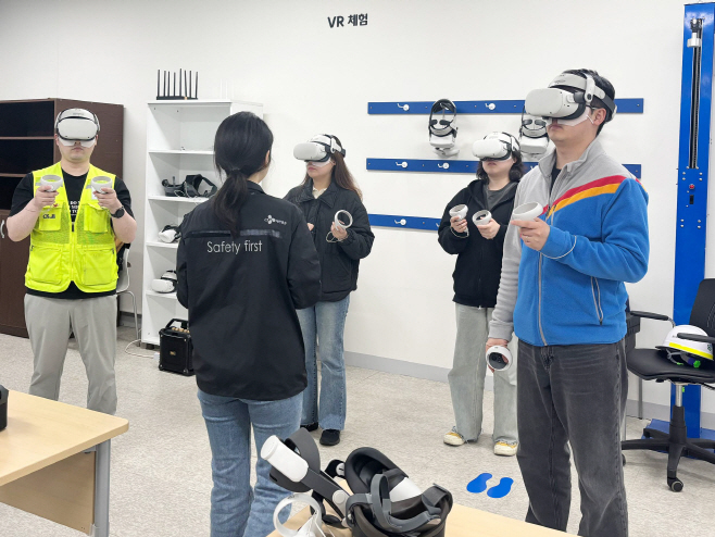 [참고사진1] VR 장비로 사고상황을 체험하고 있는 모습