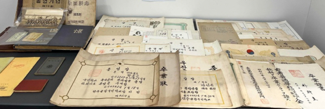 박종탁씨가 기증한 60년 생활사가 담긴 기록물 (사진=전주시)