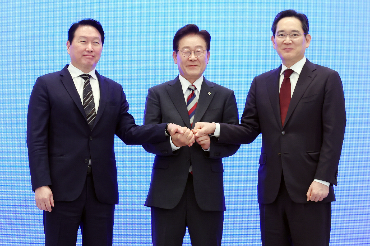 손잡은 이재명 대통령과 이재용ㆍ최태원 회장<YONHAP NO-4849>