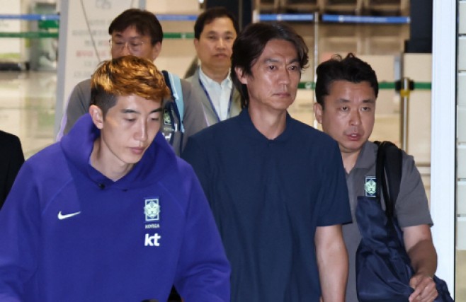 야유 받으며 귀국하는 홍명보