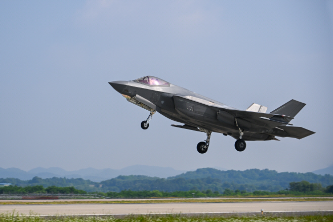 소링 이글 훈련 참가를 위해 이륙하는 F-35A<YONHAP NO-6072>