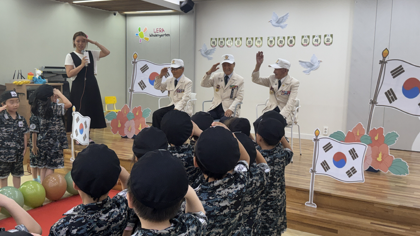 6·25 참전유공자에게 거수경례하는 칠곡 어린이들