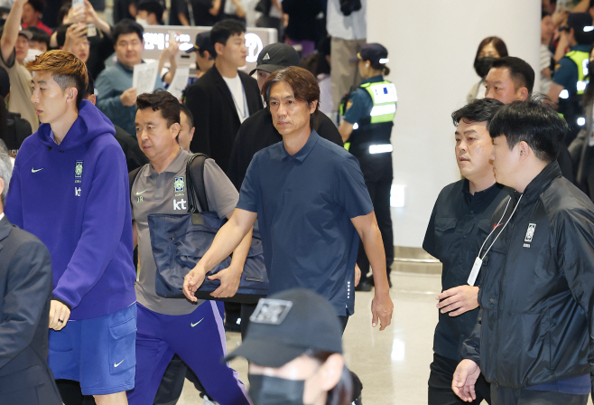 월드컵 조별리그 탈락, 한국 귀국한 홍명보 전 감독
