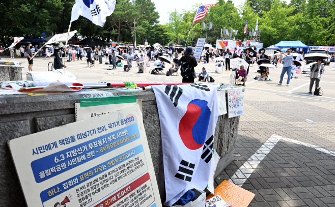'개표소 봉쇄 시위' 26일 째