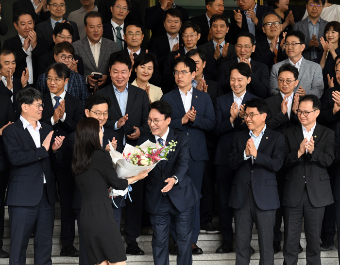 [포토]꽃다발받는 김민석 총리