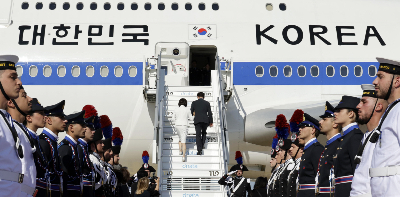 공군 1호기 탑승하는 이재명 대통령 부부<YONHAP NO-5506>