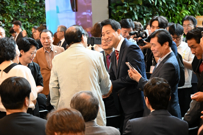 사진1. 오세훈 서울시장이 1일(수) 오전 제40대 서울시장 취임식에서 참석자들과 인사를 나누고 있다.
