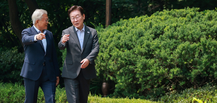 함께 걷는 이재명 대통령과 문재인 전 대통령