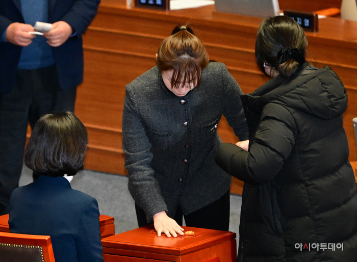 [포토] 김예지 의원 '윤석열 대통령 탄핵소추안 투표'