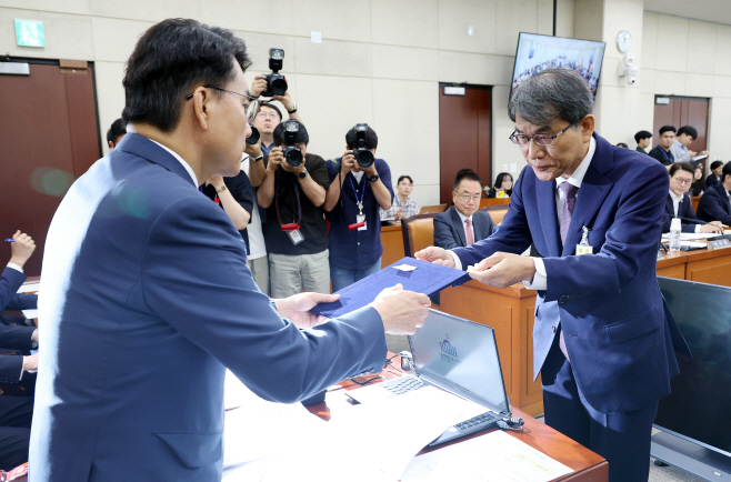 증인 선서문 전달하는 노태악<YONHAP NO-4812>