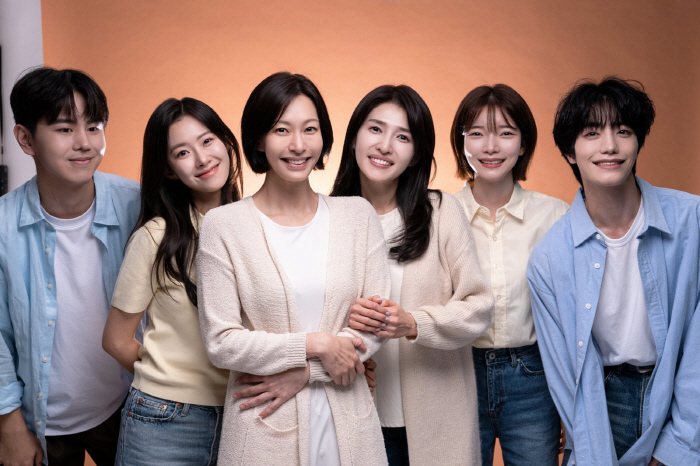 연극 ‘세상 참 예쁜 오드리’ 출연 배우들. 왼쪽부터 원성준, 김민아, 정애연, 김경란, 한지우, 도은우. 에이엔컴퍼니