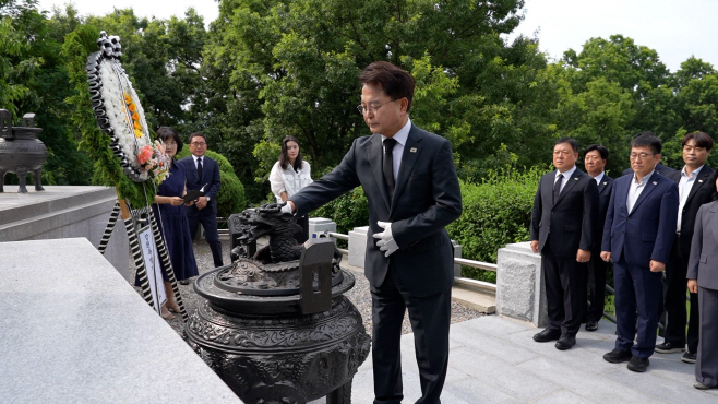 육동한 시장 충렬탑 참배로 민선9기 시정 출발