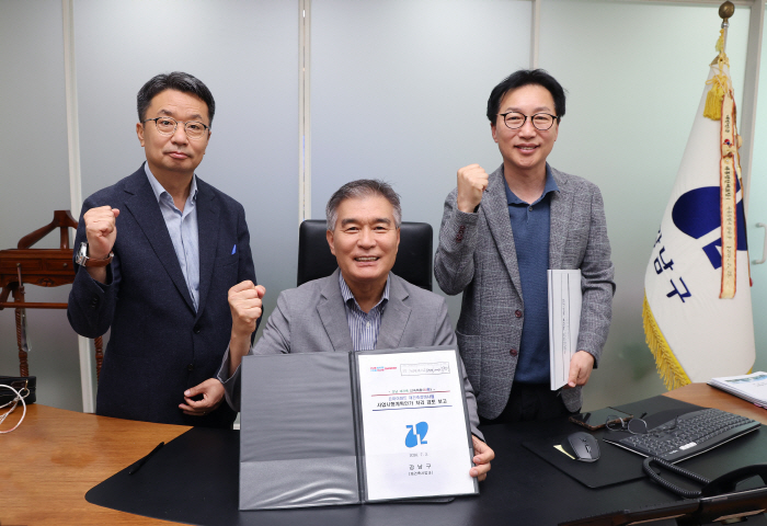 260702 은마아파트 사업시행계획인가를 결재한 김현기 강남구청장(가운데)