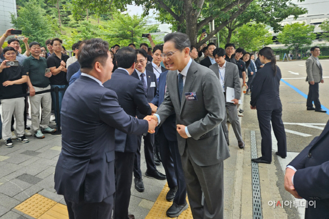 이재용 삼성회장과 인사를 나누고 있는 오세현 아산시장