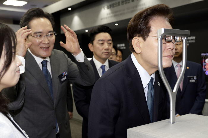 AR 글래스 체험하는 이재명 대통령