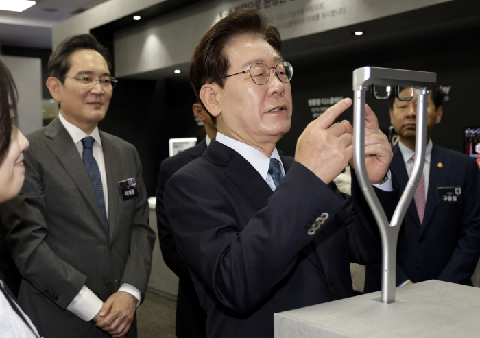 AR 글래스 체험하는 이재명 대통령