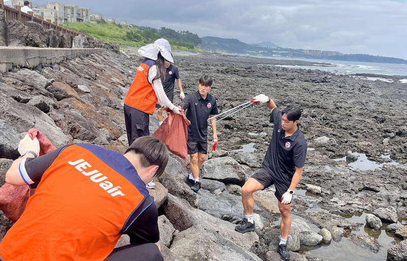 제주항공, 제주SK FC와 제주 바다 지킨다(4)