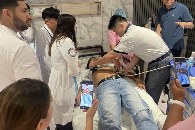 순천향대천안병원 이한유 센터장의 엘살바도르 의료진 교육 모습f