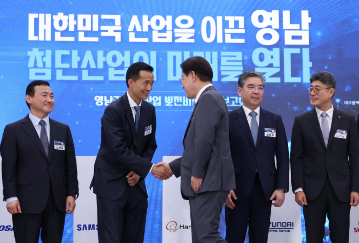 인사하는 이재명 대통령과 김동관 한화 부회장
