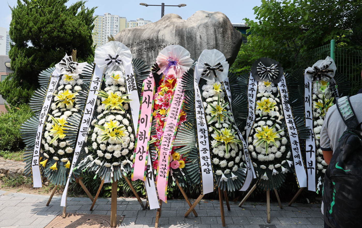 근조화환 놓인 배재고<YONHAP NO-6557>
