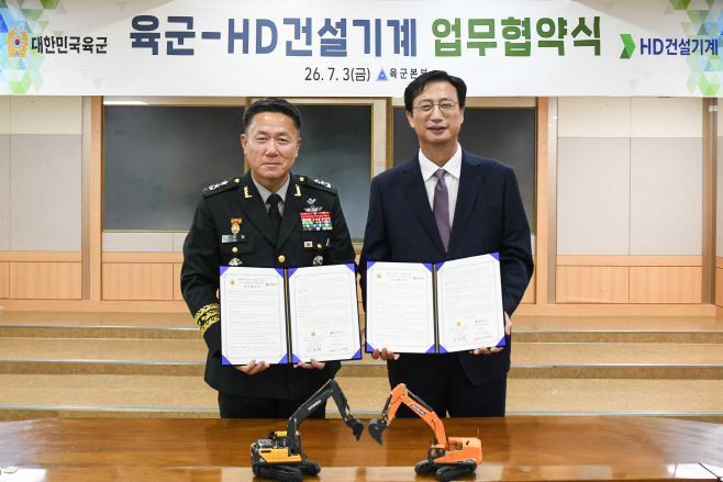 [사진] HD건설기계와 육군본부가 건설장비 무인화 등 기술 교류 및 정비 인력 양성을 위한 업무협약을 체결했다. 사진 오른쪽부터 HD건설기계 문재영 사장, 육군본부 군수참모부장 하헌철 소장 (1)