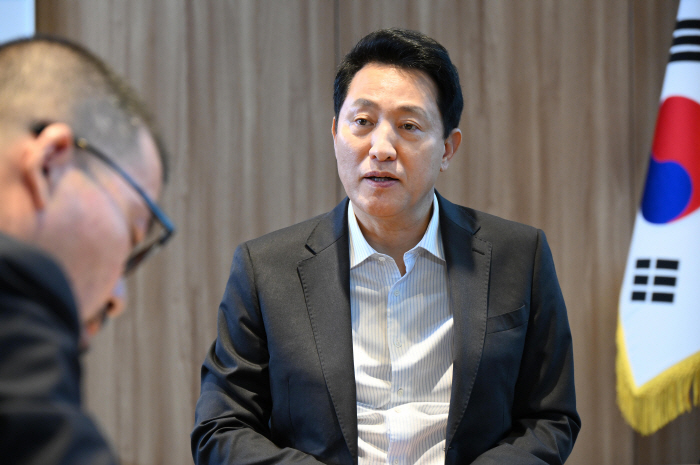 붙임3_(2) 오세훈 시장이 지난 3일 서울시청 집무실에서 일본 요미우리신문과 인터뷰 하고 있다