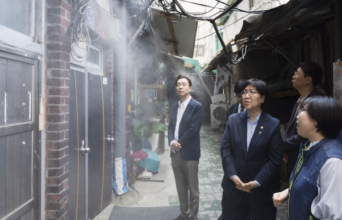 정은경 장관, 쪽방촌 방문<YONHAP NO-5614>