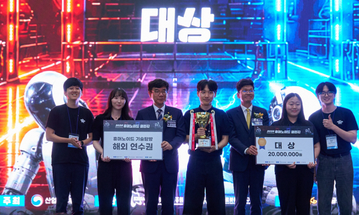 [사진자료1] 지난 3일 진행된 ‘2026 휴머노이드 챌린지’에서 관계자들이 기념촬영을 하고 있다