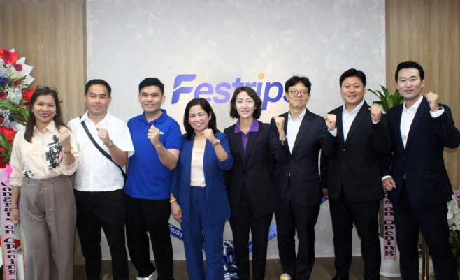 지난 3일 필리핀 마닐라에서 진행된 페스트립(Festrip) 오픈식에서 하나투어 송미선 대표(오른쪽에서 네 번째)가 아보엑스 카렌 S. 산토스 대표(왼쪽에서 네 번째) 및 양사 관계자들과 함께 사진 촬영을 하고 있다.