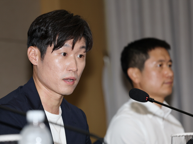 발언하는 박지성 공동위원장