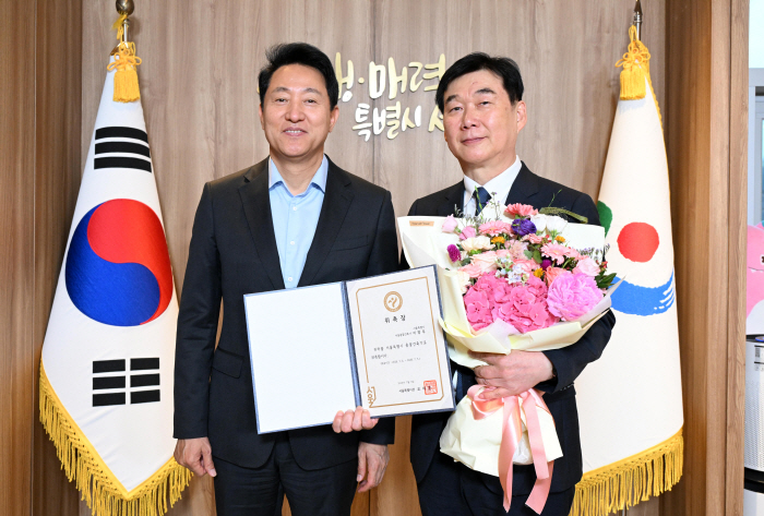 사진. 오세훈 서울시장이 6일(월) 집무실에서 이창무 한양대학교 도시공학과 교수를 제5대 서울총괄건축가로 위촉했다.